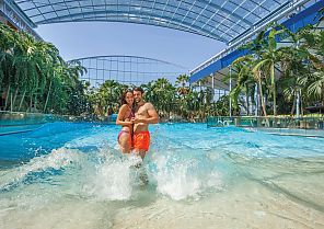 Tropisches Urlaubsfeeling in der größten Therme Europas