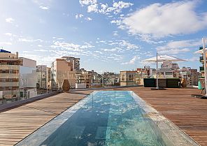 Dachterrassenpool im Hotel JS Palma Plaza mit Stadtblick