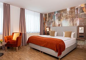 Art Hotel Aachen, Zimmerbeispiel, Modernes Hotelzimmer im Art Hotel Aachen mit warmen Farben.