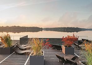 Resort Mark Brandenburg Saunadeck mit Seeblick