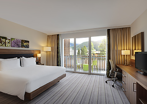 Hilton Garden Inn Davos, Zimmerbeispiel, Modernes Hotelzimmer mit Bergblick im Hilton Garden Inn Davos.