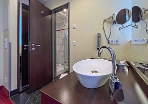 Plaza Premium Berlin, Zimmerbeispiel Bad