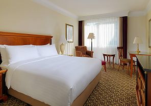 Leipzig Marriott Hotel, Zimmerbeispiel, Elegantes Zimmer im Leipzig Marriott Hotel mit gemütlichem Ambiente.